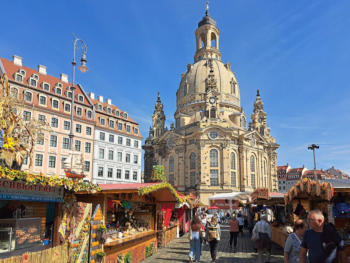Die Frauenkirche und das lebendige Treiben auf dem Dresdner Neumarkt