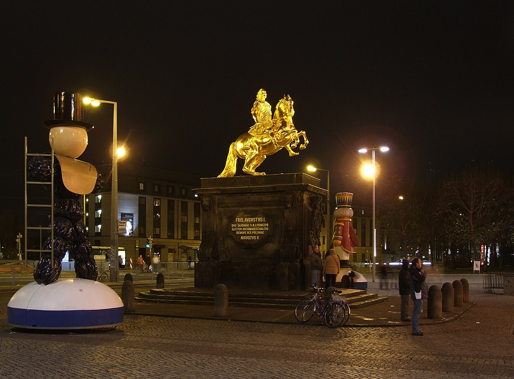 Goldener Reiter bei Nacht